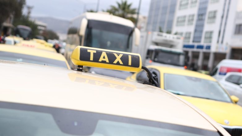 Απίστευτη αισχροκέρδεια: Οδηγός ταξί χρέωσε 175 ευρώ τουρίστες για τη διαδρομή «Ελ. Βενιζέλος» – Κέντρο