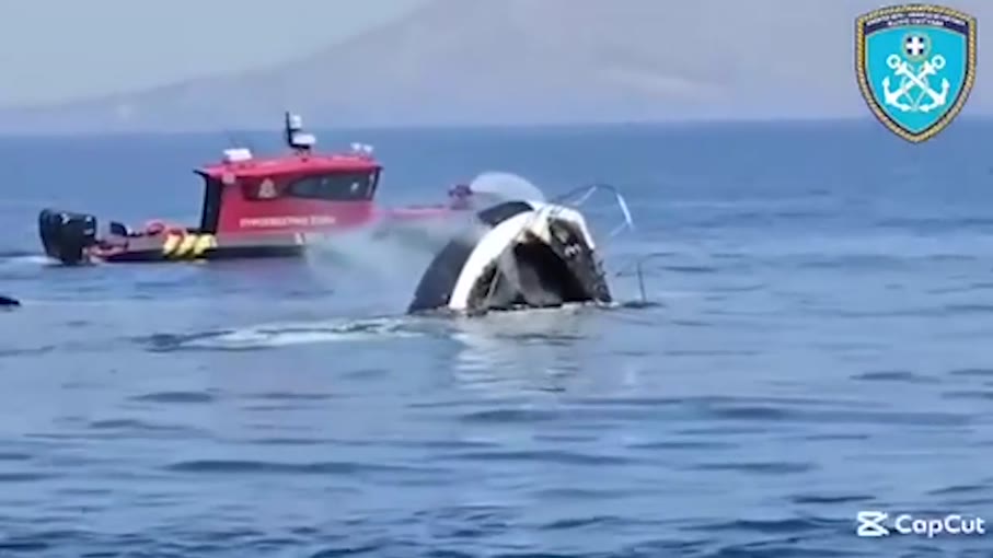 Βυθίστηκε το σκάφος που πήρε φωτιά στην Παλαιά Φώκαια