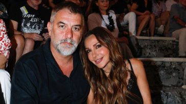 Δέσποινα Βανδή: Αγκαλιά με τον Βασίλη Μπισμπίκη στην πρεμιέρα της παράστασης «Βάκχες» στην Επίδαυρο