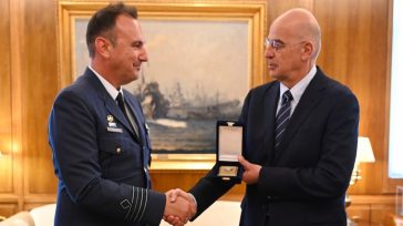 Συγχαρητήρια Δένδια στον πιλότο του F-16 που έκανε αναγκαστική προσγείωση στη Ζάκυνθο