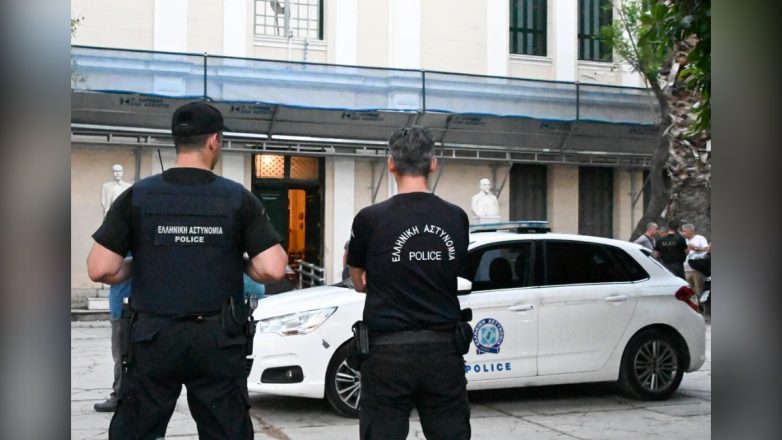 Άργος: O αστυνομικός ισχυρίζεται ότι πυροβόλησε προς τον τοίχο και όχι εναντίον του 20χρονου Άργος: O αστυνομικός ισχυρίζεται ότι πυροβόλησε προς τον τοίχο και όχι εναντίον του 20χρονου