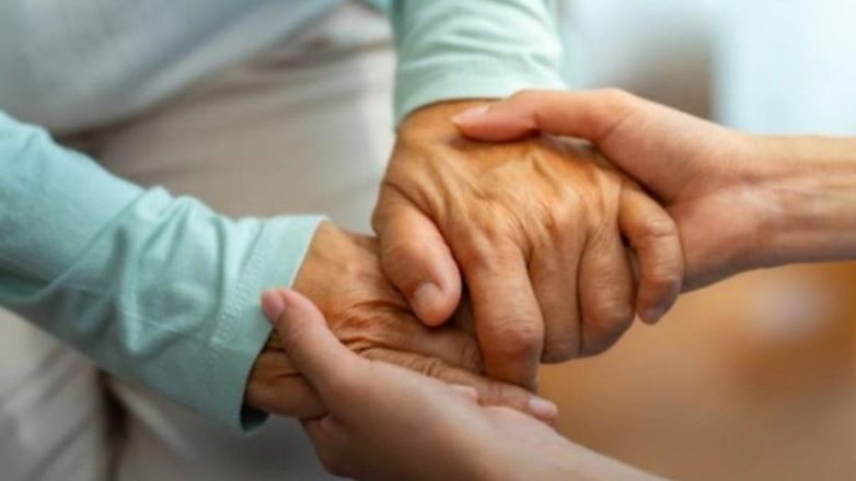Βόλος: Ιδιωτική κλινική πέταξε στο δρόμο ηλικιωμένη με άνοια λόγω χρεών