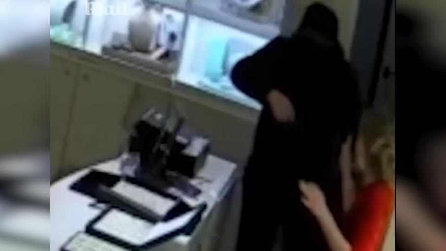 Η στιγμή που κοσμηματοπώλης πυροβολεί και σκοτώνει δύο ληστές