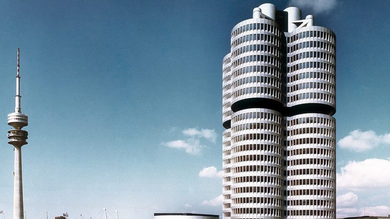 Έχετε αναρωτηθεί ποτέ γιατί τα κεντρικά γραφεία της BMW έχουν αυτό το ιδιαίτερο σχήμα;