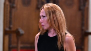 Συντετριμμένη η Εβελίνα Παπούλια στην κηδεία της Μάρως Κοντού στη Μητρόπολη Αθηνών