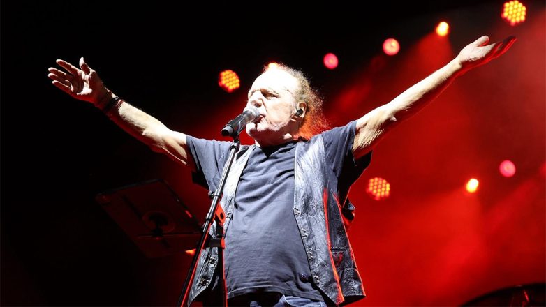 «Βασίλη, ζούμε για να σ’ ακούμε»: Χιλιάδες κόσμου αποθέωσαν τον Βασίλη Παπακωνσταντίνου στην Ιτέα Καρδίτσας «Βασίλη, ζούμε για να σ’ ακούμε»: Χιλιάδες κόσμου αποθέωσαν τον Βασίλη Παπακωνσταντίνου στην Ιτέα Καρδίτσας