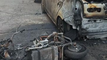 Ηλεκτρικό σκούτερ τυλίχθηκε στις φλόγες στην Κυψέλη – Καταστράφηκε ολοσχερώς σταθμευμένο αυτοκίνητο