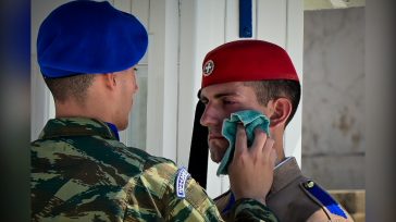 Καύσωνας: Ακραίος δείκτης δυσφορίας στην Αθήνα – Δοκιμάζονται οι Εύζωνες