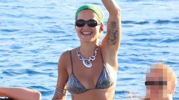 Η Rita Ora στη Μύκονο: Οι στιγμές απόλυτης χαλάρωσης της διάσημης pop star πάνω σε σκάφος