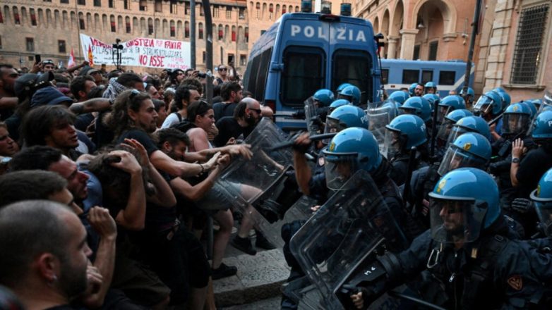 «Όχι στην αστυνομική βία»: Οργή στους δρόμους της Μπολόνια για τον 42χρονο Α. Φακίρ «Όχι στην αστυνομική βία»: Οργή στους δρόμους της Μπολόνια για τον 42χρονο Α. Φακίρ