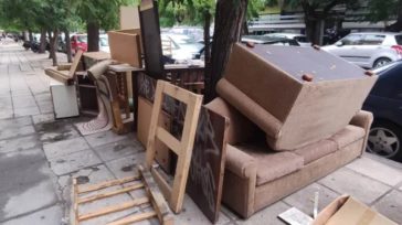 Θεσσαλονίκη: Στον Εισαγγελέα δύο 39χρονοι που πέταξαν έπιπλα στο πεζοδρόμιο