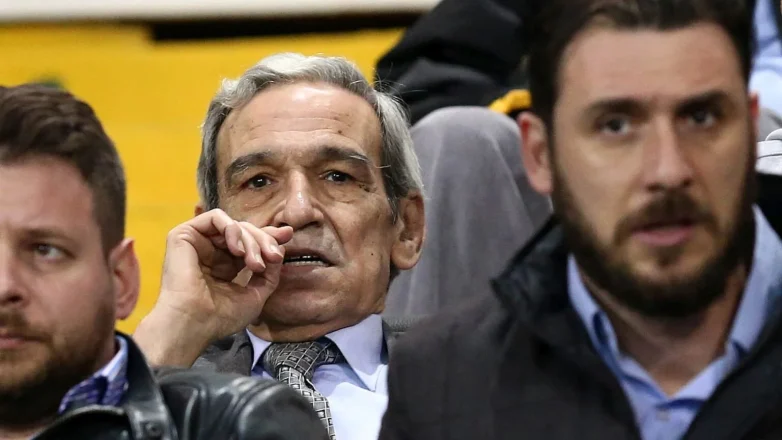 Ξανασηκώνει την παράγκα με τα κοράκια