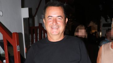 Ατζούν Ιλιτζαλί: Η βραδινή έξοδος του Τούρκου επιχειρηματία στο νησί των Ανέμων με φίλους του