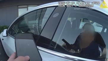 «Βγάλτε με έξω!»: Γιαγιά εγκλωβίστηκε για πάνω από μία ώρα μέσα σε Tesla – Η θερμοκρασία έφτασε τους 38°C (Βίντεο)