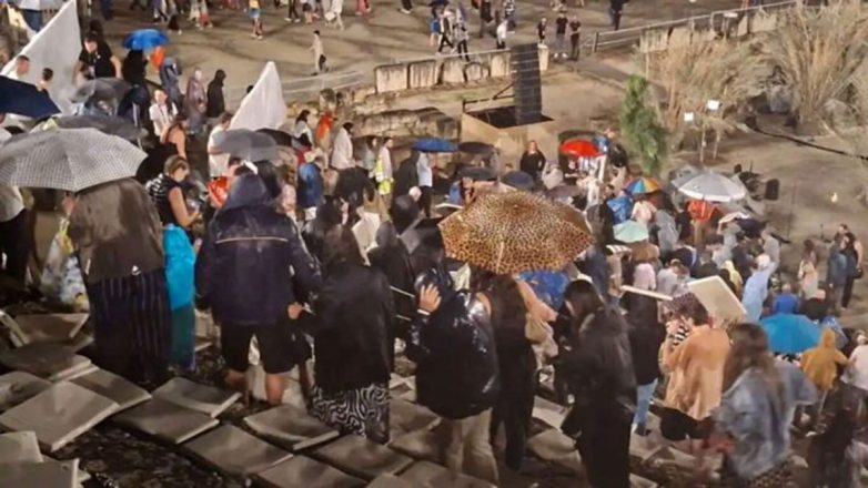Αρχαίο Θέατρο Επιδαύρου: Η σφοδρή κακοκαιρία διέκοψε την «Ειρήνη» του Αριστοφάνη