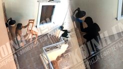 Σύρος: Η στιγμή που η διασώστρια κουκουλωμένη και με γάντια φτάνει στο σπίτι του ζευγαριού