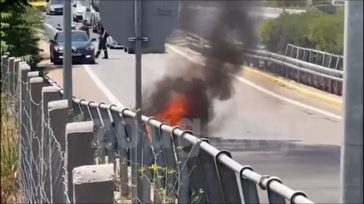 Μοτοσικλέτα τυλίχθηκε στις φλόγες στη γέφυρα Βαρυμπόμπης
