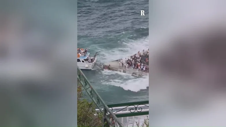 Ποζιτάνο: Τουριστικό σκάφος παλεύει με τα κύματα στην προβλήτα