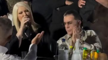 Η Χαρά Βέρρα τραγούδησε στο τραπέζι του Γιώργου Μαζωνάκη στο πανηγύρι στα Καμένα Βούρλα