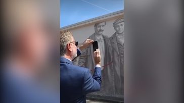 Νάπολη: Βίντεο αποτυπώνει τη συγκίνηση του Μπιλ ντε Μπλάζιο μπροστά σε τοιχογραφία μεταναστών