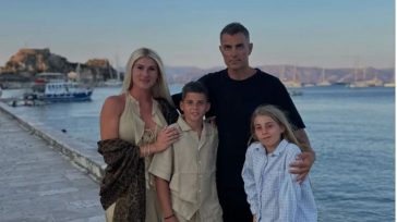 Στην Κέρκυρα για διακοπές ο Στέλιος Χανταμπάκης και η Όλγα Πηλιάκη μαζί με τα παιδιά τους