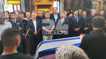 Ράγισαν καρδιές στην κηδεία του 58χρονου πυροσβέστη Μανώλη Στρατιδάκη