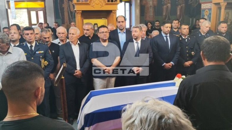 Ράγισαν καρδιές στην κηδεία του 58χρονου πυροσβέστη Μανώλη Στρατιδάκη Ράγισαν καρδιές στην κηδεία του 58χρονου πυροσβέστη Μανώλη Στρατιδάκη