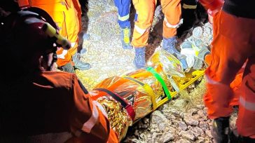 Λασίθι: Η στιγμή που εθελοντές απεγκλωβίζουν τραυματία πυροσβέστη