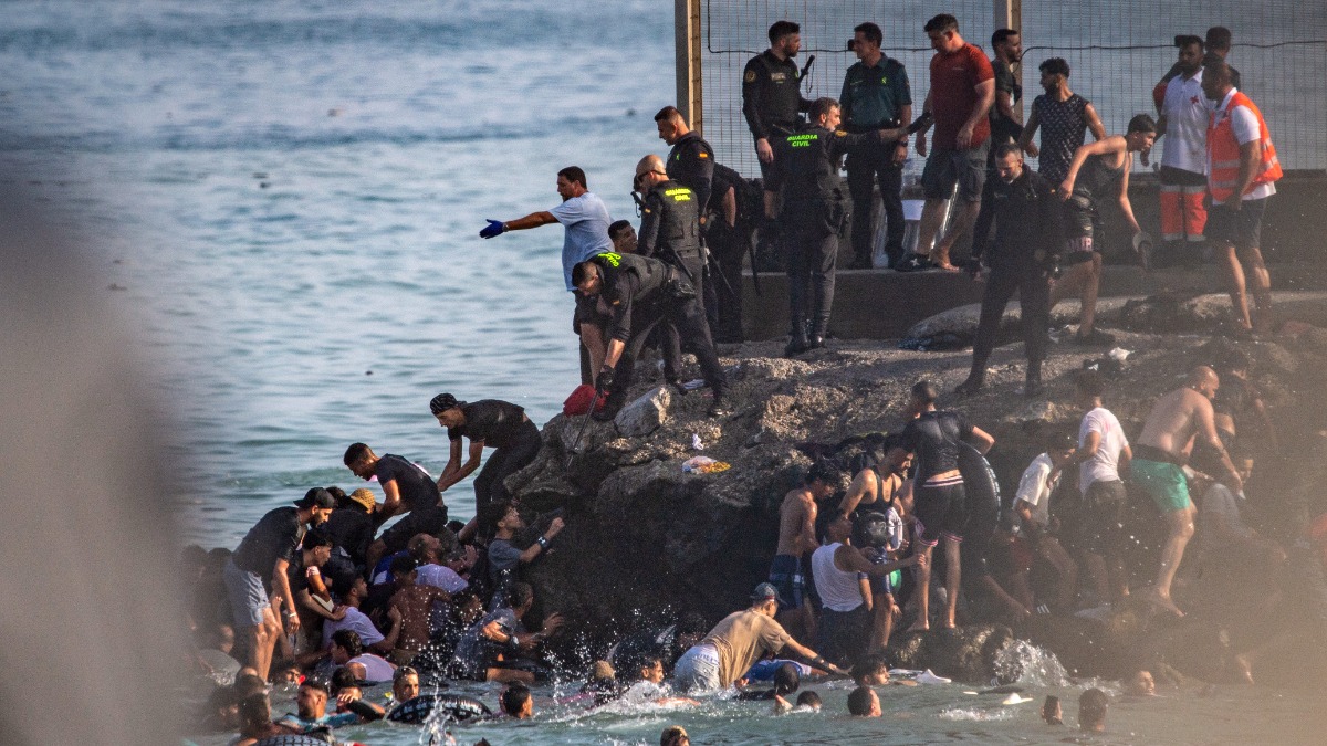 Δραματική κρίση στη Θέουτα: 18 νεκροί και στρατός στους δρόμους