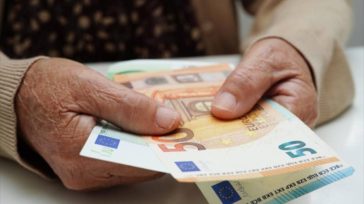 Συνταξιούχοι σε Στουρνάρα για 13η σύνταξη: «Δεν σκοτώνουν τα άλογα όταν γεράσουν»