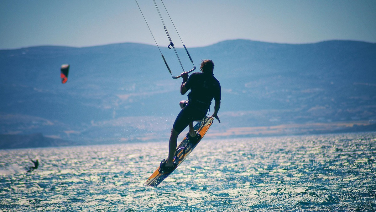 Αντίπαρος: Τραυματίστηκε 40χρονος kitesurfer