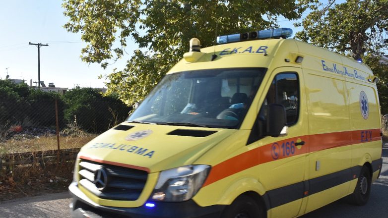 Σε αυξημένη ετοιμότητα το ΕΚΑΒ για τις φωτιές σε Φωκίδα και Πόρτο Γερμενό