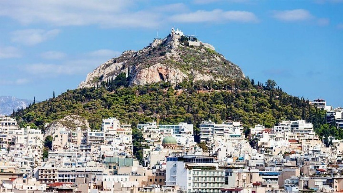 Αίρεται τα μεσάνυχτα η απαγόρευση στον Λόφο Λυκαβηττού