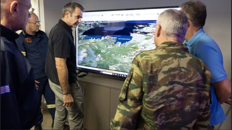 Στο συντονιστικό κέντρο επιχειρήσεων και διαχείρισης κρίσεων της πολιτικής προστασίας ο Κυρ. Μητσοτάκης