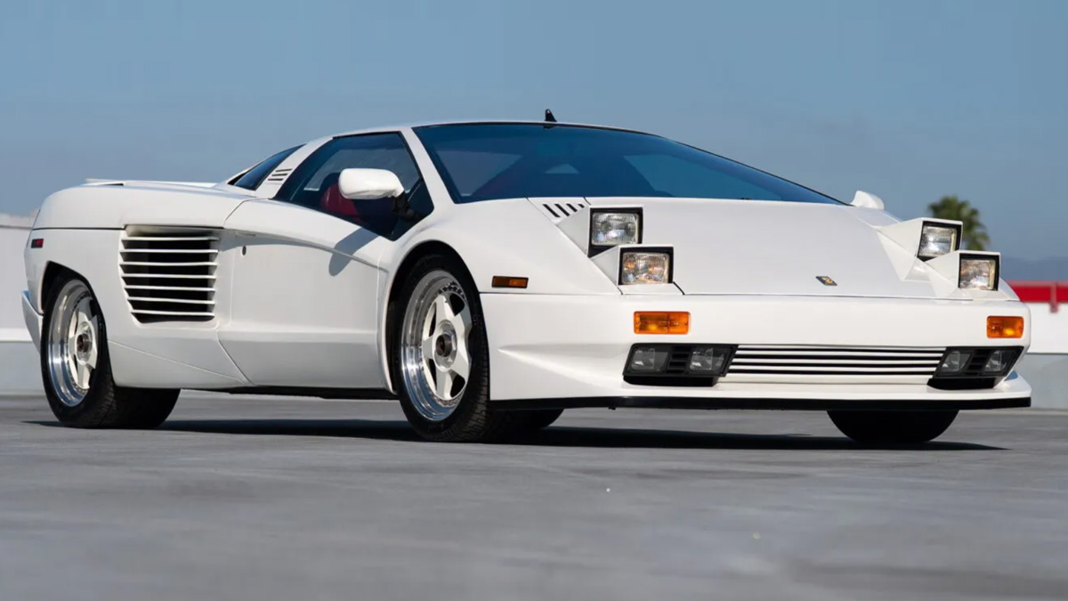 Το πιο τρελό supercar των 80s βγαίνει στο σφυρί – Έχει V16 κινητήρα και 4 αναδιπλούμενα φανάρια