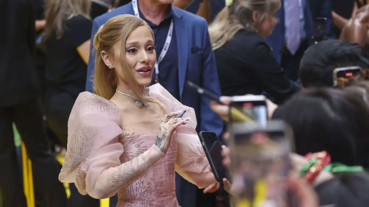 Ariana Grande: Αποσύρεται προσωρινά μετά τα σχόλια για την εμφάνιση και την υγεία της