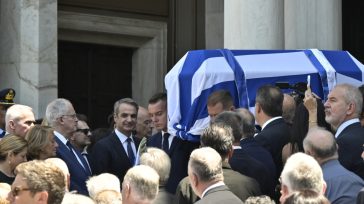 Τελευταίο αντίο στον Γιάννη Βαρβιτσιώτη – Μητσοτάκης: «Ήταν φτιαγμένος από μέταλλο άλλης εποχής»