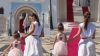 Maria Menounos: Μπήκε γονατιστή στην Παναγιά της Τήνου μαζί με την κόρη της
