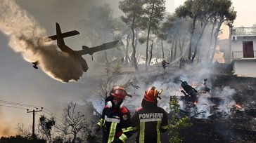 Live: Μάχη με την φωτιά στο ενεργό μέτωπο μεταξύ Ψάθας και Λούμπας