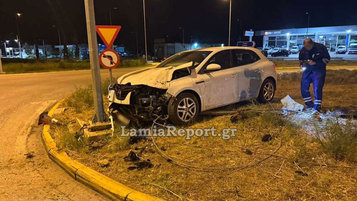 Λαμία: Αυτοκίνητο έπεσε σε αντηρίδα και διαλύθηκε
