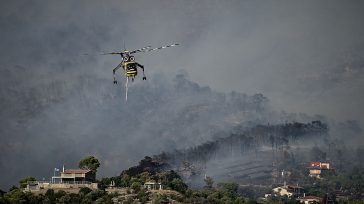 Δυτική Αττική: Εναέριες ρίψεις νερού από τα ξημερώματα στα μέτωπα της φωτιάς