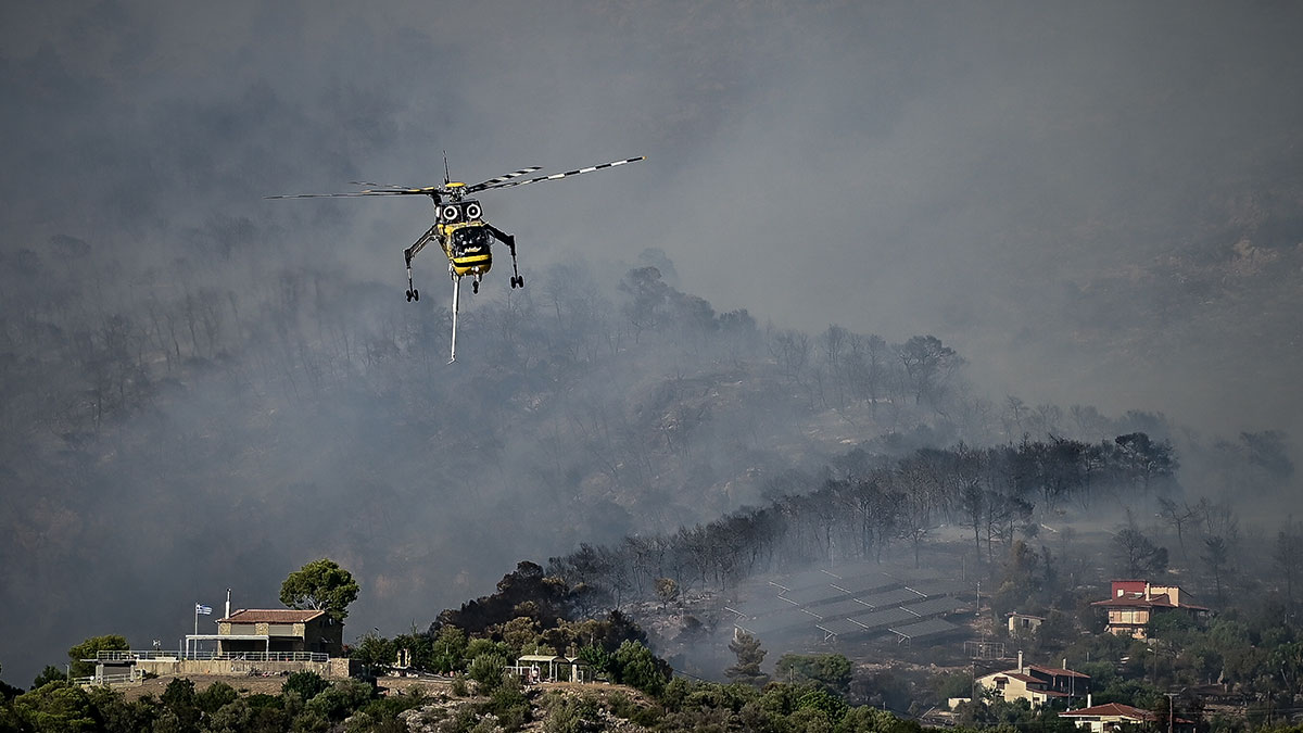 Δυτική Αττική: Εναέριες ρίψεις νερού από τα ξημερώματα στα μέτωπα της φωτιάς