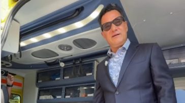Ο Άδωνις προειδοποιεί αστειευόμενος για τα γυαλιά της meta