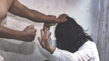 Βρετανία: Αποφυλακίστηκαν χιλιάδες καταδικασμένοι για ενδοοικογενειακή βία