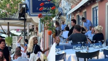 Η Ελένη Μενεγάκη και ο Μάκης Παντζόπουλος σε χαλαρές στιγμές σε ταβέρνα στην Κεφαλονιά