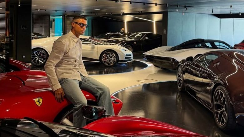 Ο Cristiano Ronaldo φωτογραφήθηκε μπροστά από τον στόλο των πανάκριβων αυτοκινήτων του! Ο Cristiano Ronaldo φωτογραφήθηκε μπροστά από τον στόλο των πανάκριβων αυτοκινήτων του!
