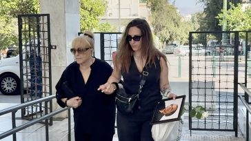 Λάκης Χαλκιάς: Συντετριμμένη η σύζυγός του στην κηδεία του στο Α’ Νεκροταφείο Αθηνών