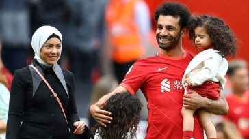Magi Sadeq: Ποια είναι η βιοτεχνολόγος σύζυγος του Mohamed Salah που στέκεται διακριτικά δίπλα του