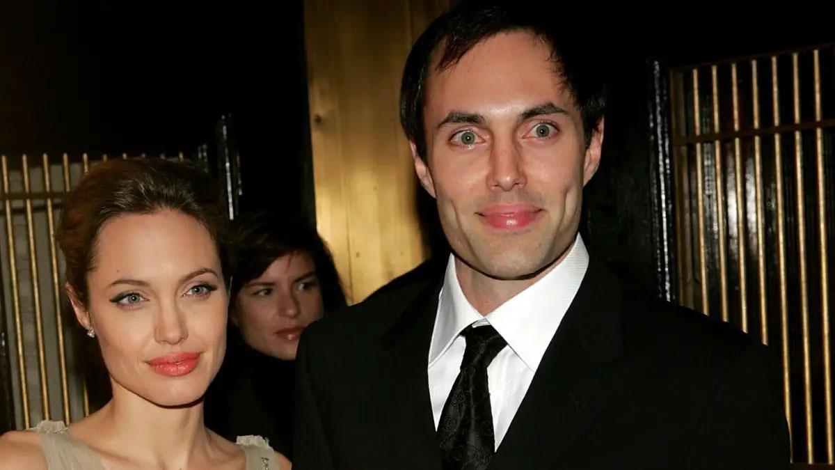 Ο αδελφός της Angelina Jolie αποκάλυψε ότι είναι ομοφυλόφιλος – «Έβαζα κρυφά γκλίτερ στα μάγουλά μου και μάσκαρα»