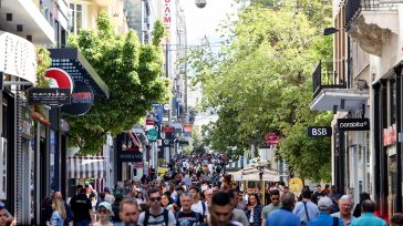 ΟΟΣΑ: Στην Ελλάδα η μεγαλύτερη πτώση στο πραγματικό εισόδημα των νοικοκυριών
